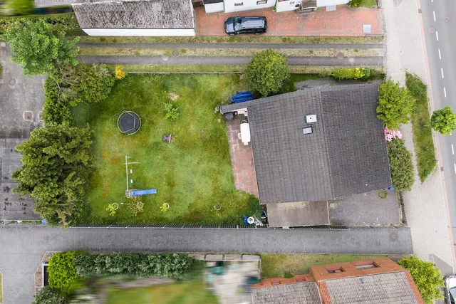 Bungalow mit großem Grundstück in Bremen-Blumenthal — Drohnenaufnahme