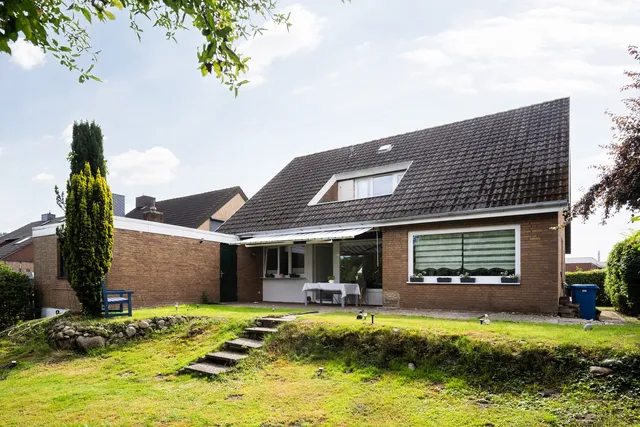 Großzügiges und modernisiertes Ein bis Zweifamilienhaus mit vielseitigen Nutzungsmöglichkeiten — Außenaufnahme