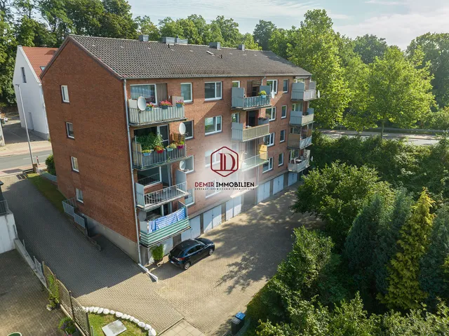 11-Parteienhaus mit 6 Garagen in Bremen Burgdamm — Titelbild