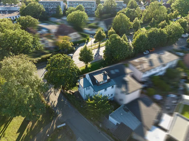2-Familienhaus mit zusätzlicher Wohneinheit — Drohnenaufnahme 1