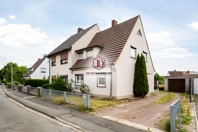 Doppelhaushälfte in guter Wohnlage — Titelbild