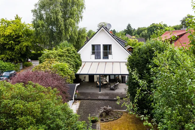 Charmantes Einfamilienhaus mit großem Garten — Drohnenaufnahme 1
