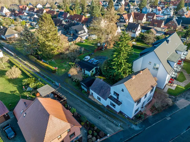 Zweifamilienhaus mit großem Grundstück — Drohnenaufnahme 1