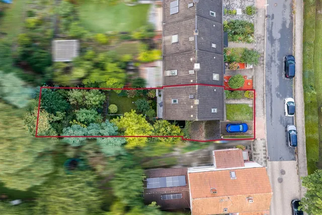 Gepflegtes Reihenendhaus mit Garage und großem Grundstück in Bremen Burgdamm — Drohnenaufnahme