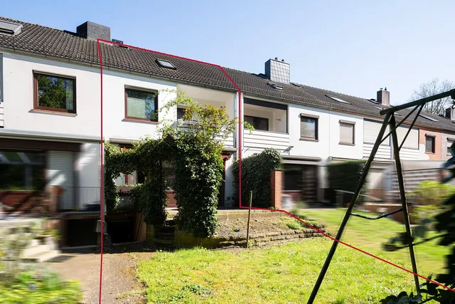Modernisiertes Reihenhaus mit Garten, Garage und Top Raumaufteilung — Außenaufnahme