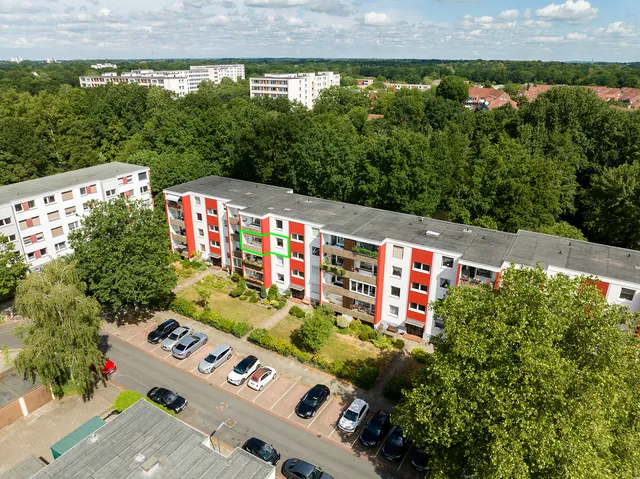 gepflegte 3-Zimmerwohnung mit Südbalkon — Drohnenaufnahme 1